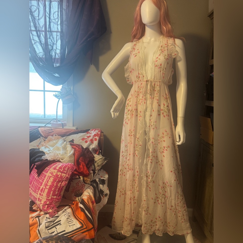 Victoria’s Secret long lacy pale pink rose bud pattern lingerie/ robe